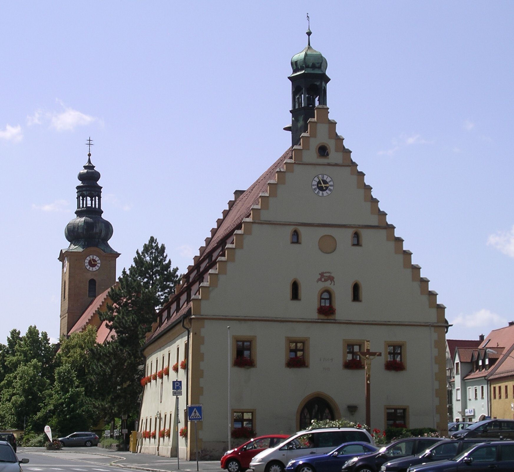 Rathaus und Kirche Mariä Himmelfahrt in Hirschau